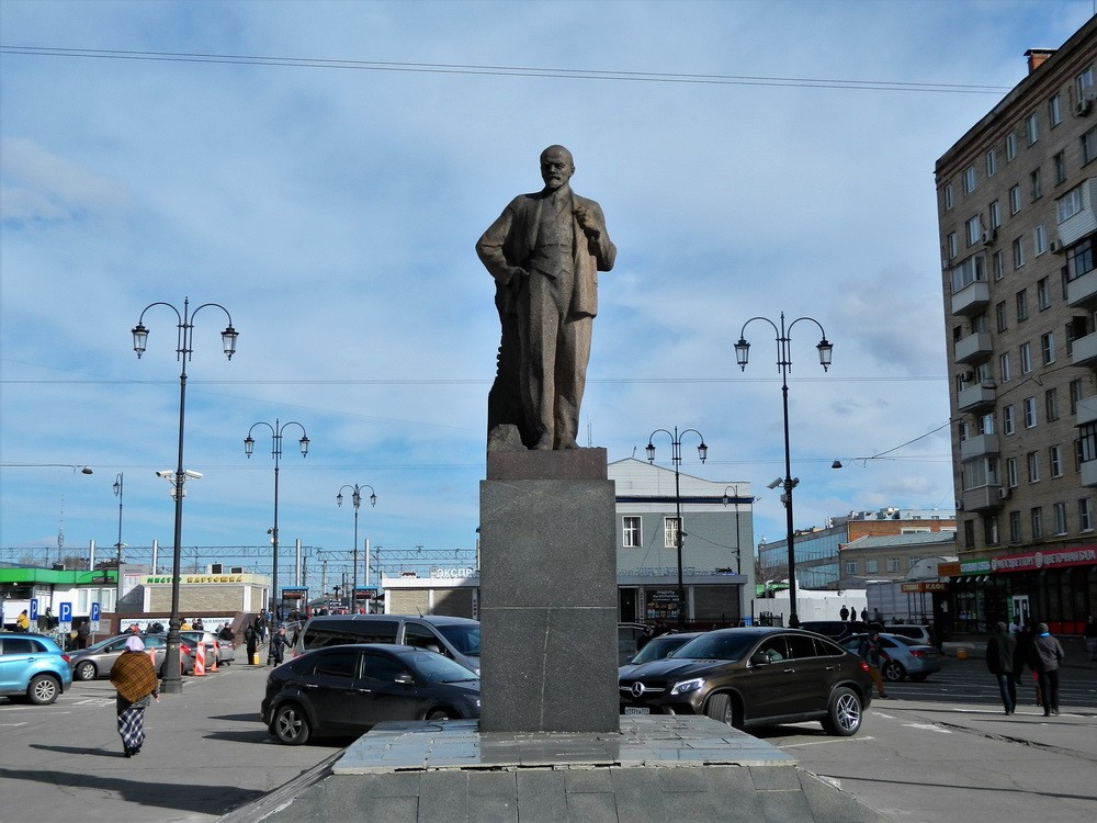 Памятник Ленину на трех вокзалах