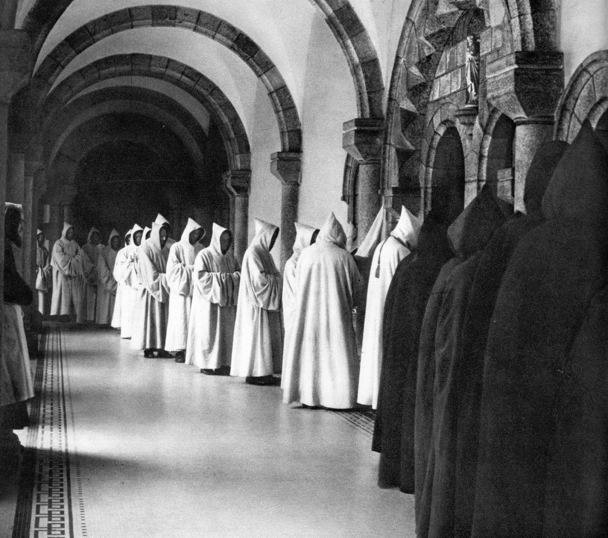 католические монахи