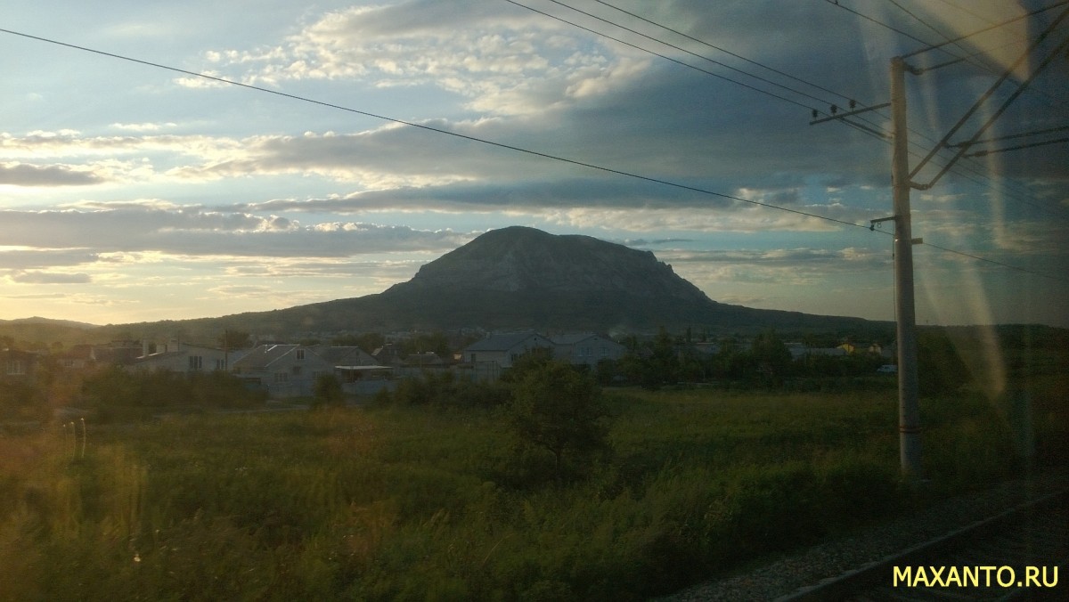 Гора Змейка - вид из поезда - со стороны железной дороги