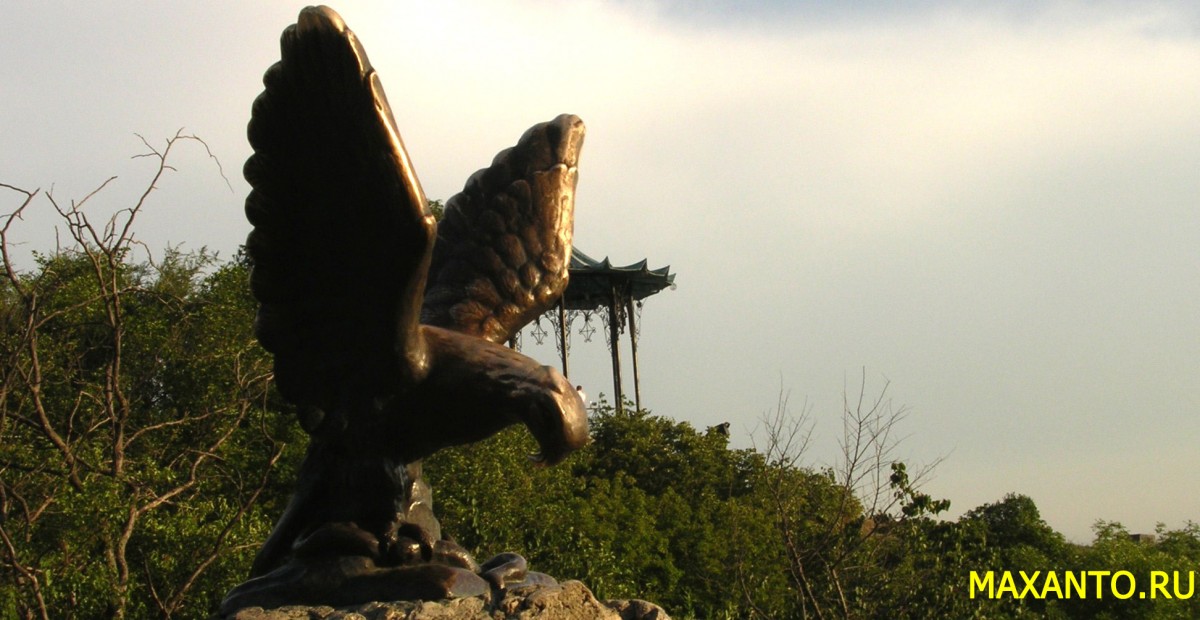 Скульптура Орла, терзающего змею. Пятигорск. 
